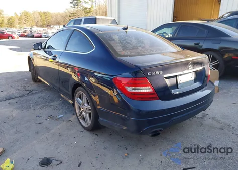 2013 Mercedes-Benz C 250 z USA, uszkodzony, nr VIN WDDGJ4HB9DF979566